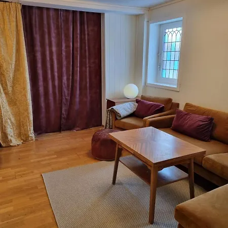 Charming With Convenient Parking In A Cozy Neighborhood Apartment