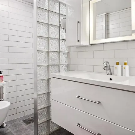 Charming With Convenient Parking In A Cozy Neighborhood דירה