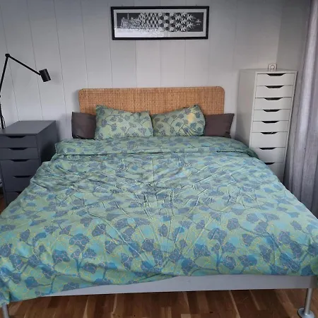 Charming With Convenient Parking In A Cozy Neighborhood Apartment
