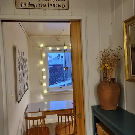 Charming With Convenient Parking In A Cozy Neighborhood *
